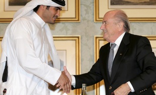Sepp Blatter, le président de la Fifa, en compagnie du cheik du Qatar, Mohammed Bin Aman Al-Thani, le 9 novembre 2013, à Doha.