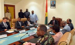 "C'est pire qu'un accouchement", soupire un négociateur. Dans un climat de profonde méfiance, un accord peine à émerger des discussions de Ouagadougou entre le pouvoir malien et les rebelles touareg contrôlant Kidal, dans le nord du Mali.