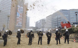 La police belge fait face aux manifestations de producteurs de lait en marge d'une réunion des ministres de l'Agriculture de l'UE, le 5 octobre 2009 à Bruxelles.