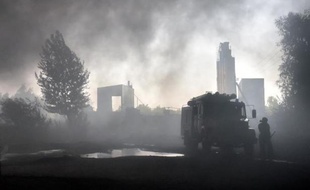 Des militaires ukrainiens participent aux opérations de secours après un incendie dans un dépôt pétrolier près de Kiev, le 9 juin 2015