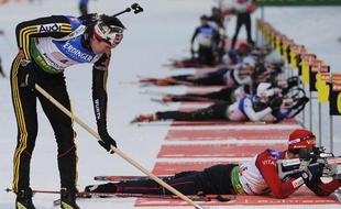 L'Allemand Michael Roesch balaie la neige avant de tirer lors de la Coupe du monde de biathlon à Ruhpolding, Allemagne, le 15 janvier 2009.