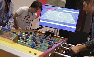 Sur l'écran, on peut voir les scores en direct.
