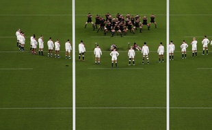 Le XV de la Rose n'aurait pas dû passer la ligne du milieu de terrain.