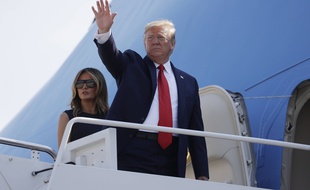 Donald et Melania Trump embarquent en avion à destination de Dayton, dans l'Ohio, le 7 août 2019.
