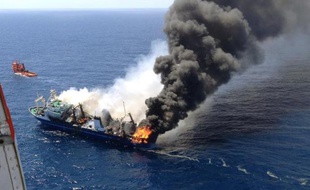 Photograhie du 12 avril 2015, fournie le 15 avril par les sauveteurs maritimes espagnols, du chalutier russe Oleg Neydanov qui perd du combustible au larges des Canaries