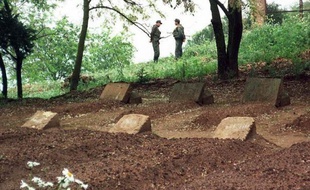 Les sept moines avaient été enlevés dans la nuit du 26 au 27 mars 1996 dans leur monastère isolé, situé près de Medea. Le Groupe islamique armée (GIA) de Djamel Zitouni, parfois soupçonné d'avoir été un agent infiltré des services algériens, avait revendiqué dans un communiqué l'enlèvement et l'assassinat des religieux.