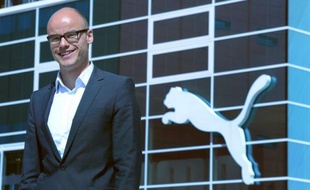 L'équipementier sportif allemand Puma a annoncé mercredi le départ surprise de son patron, Franz Koch, qui quittera son poste fin mars 2013 après moins de deux ans seulement à sa tête.