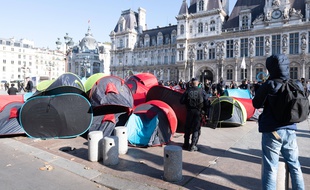 Une manifestation de migrants devant l'Hôtel de ville de Paris, le 31 octobre.