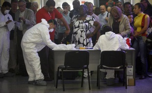 Contrôles sanitaires des passagers en provenance du Mexique le 27 avril 2009. Ici dans un aéroport en Honduras.