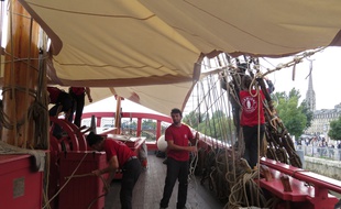 L'équipage de l'Hermione en action sur le pont.