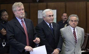 Dominique Strauss-Kahn (au centre), entouré de ses deux avocats, William Taylor (à gauche) et Benjamin Brafman (à droite), lors de son audience devant le tribunal de New York, le 6 juin 2011.