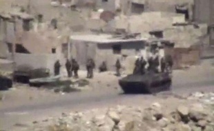 Image d'une vidéo amateur rendue publique le 17 août 2011, montrant des véhicules militaires et des troupes dans la ville syrienne de Lattaquié, où la population rapporte des actes de répression.