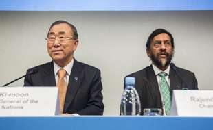 Ban Ki-Moon et Rajendra Pachauri lors de la présentation du rapport du GIEC le 2 novembre 2014 à Copenhague