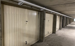 La colonne horizontale est discrètement installée au-dessus des box.