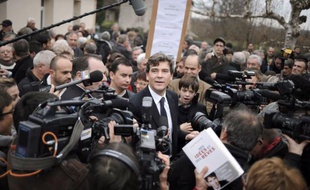 Arnaud Montebourg propose une "charte" avec "règles" et "objectifs" de la primaire ouverte socialiste visant à désigner son candidat en 2012, dans un rapport qu'il vient de remettre à Martine Aubry, et dont l'AFP a obtenu copie lundi.