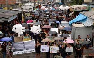 Des centaines de personnes ont manifesté mardi dans le complexe de favelas de Maré à Rio de Janeiro pour dénoncer "l'Etat qui tue" et la violence policière, lors d'un hommage aux victimes d'affrontements avec la police la semaine dernière.