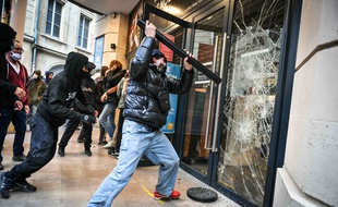 Plusieurs vitrines de magasin ont été cassées lors de la manifestation contre la loi de sécurité globale à Bordeaux.