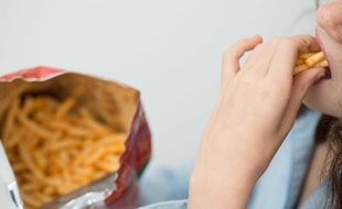Ces acides se retrouvent entre autres dans les aliments frits, les viennoiseries industrielles, les gâteaux et biscuits, les en-cas salés et les soupes déshydratées.