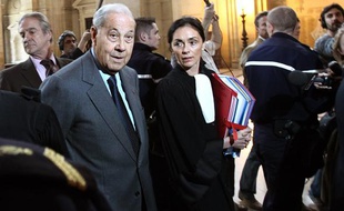 Charles Pasqua, au premier jour de son procès pour corruption, le 19 avril 2010 au palais de Justice de Paris.