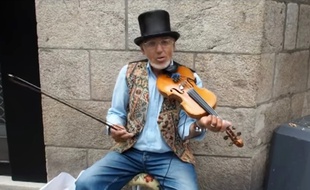 Un cagnotte lancée pour payer un nouveau violon à Dinu.