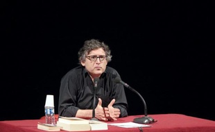 Boulanger, infirmier ou chômeur, ils sont un millier à assister chaque lundi au cours que donne Michel Onfray pour la dixième année à "l'université populaire" de Caen (nord-ouest de la France), destiné à tous ceux qui n'étaient pas "sociologiquement programmés pour la philosophie".