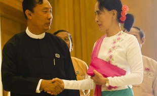 Le président de la chambre basse du Parlement, Shwe Mann et Aung San Suu Kyi, le 19 novembre 2015 à Naypyidaw