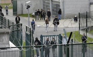 Le ministère de l'Immigration a lancé un nouvel appel d'offres sur l'aide aux étrangers dans les centres de rétention administrative (CRA), a-t-il indiqué vendredi dans un communiqué.