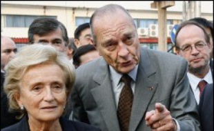 A moins de six mois de la présidentielle, Jacques Chirac rend hommage à l'action menée par Dominique de Villepin, mais aussi par le ministre de l'Intérieur Nicolas Sarkozy, et appelle la majorité à l'unité et au rassemblement, dans une interview au Figaro paru mardi.