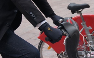 Les gants connectés auto désinfectants de Spinali Design.