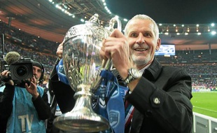 Francis Gillot brandit fièrement la première Coupe de France de sa carrière.