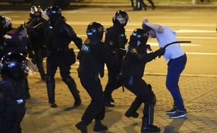 En Biélorussie, la police a violemment réprimé les manifestations contre la réélection du président Alexandre Loukachenko le 10 août 2020.