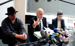 Me Jean-Christophe Coubris (au centre), et Laurent et Florence Molinet, le frère et l’épouse de Guillaume, décédé à Rennes dans le cadre d'un essai thérapeutique.