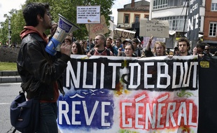 Des manifestants du mouvement #NuitDebout, le 19 mai 2016 à Toulouse.
