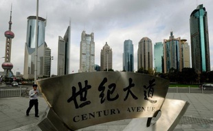 La construction de gratte-ciel a souvent précédé des crises financières, si bien que les investisseurs devraient se méfier de la Chine et de l'Inde, où les chantiers se multiplient, conclut une étude publiée mercredi par la banque britannique Barclays.