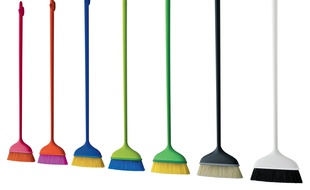 Les balais Mago, imaginés par Stefano Giovannoni pour Magis, sont disponibles chez Made in design.