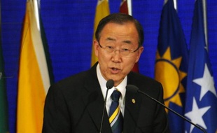 Ban Ki-moon entame jeudi un voyage dans les Balkans, dont les points forts seront les visites pour la première fois d'un secrétaire général de l'ONU au Kosovo depuis la proclamation de son indépendance en 2008, ainsi qu'à Srebrenica (Bosnie), site du génocide perpétré en 1995 que les troupes de l'ONU n'ont pu empêcher.