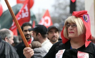 "Résistance, résistance": la marche citoyenne organisée par Jean-Luc Mélenchon a envahi dimanche la place de la Bastille sous un ciel gris, avec en son sein des milliers de familles, couples, militants ou simples citoyens avides "d'un espoir pour le peuple de gauche".