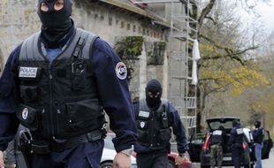 Un policier antiterroriste lors de l'interpellation des membres du groupe de Tarnac, le 11 novembre 2008.
