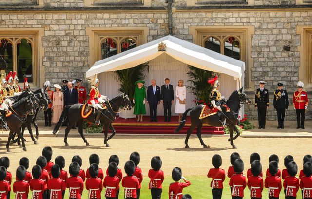 Aux côtés du roi Charles II et de la reine Camilla, le couple présidentiel a ensuite assisté à une cérémonie de revue de troupes de la garde royale, et ses célèbres « bearskins », au château de Windsor. Habituellement réalisée au palais de Buckingham, cette cérémonie a été dépaysée en raison de travaux au palais royal.