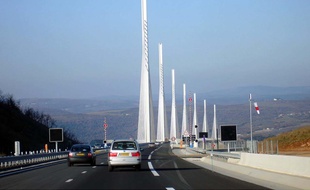 Le viaduc de Millau, dans l'Aveyron. Illustration.