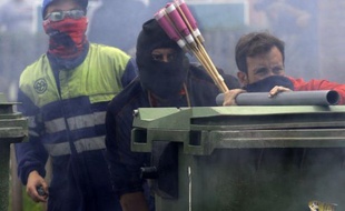 Des lance-pétards aux allures de lance-roquettes, des barricades enflammées: les rues du village minier de Cinera, dans le nord de l'Espagne, se sont transformées mardi en scène d'émeutes d'une violence rarement vue depuis le début du conflit des mineurs il y a un mois.