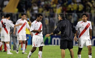 Les footballeurs de l'équipe nationale péruvienne après une défaite face à la Colombie à Medellin, le 10 juin 2009.
