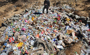 Illustration des déchets sur le mont Everest, au Népal, en 2012.