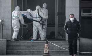 Un patient victime du virus est amené à l’hôpital Jinyintan le 18 janvier 2020.