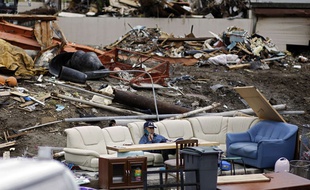 Un homme téléphone après le passage du tsunami à Fukushima (Japon) le 23 avril 2011