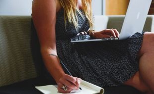 Une salariée en télétravail.