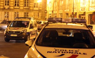 Illustration d'une voiture de police de nuit, ici à Rennes.