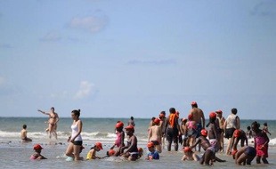 Des enfants venus d'Ile de France avec le Secours populaire jouent sur une plage d'Ouistreham (Calvados) le 20 août 2014