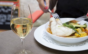 Le vin est souvent un moyen d'accompagner (avec modération) un bon repas.