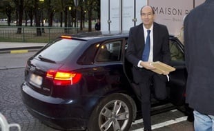 L'ex-ministre du Budget Eric Woerth n'a pas été mis en examen au terme de deux journées d'audition à la Cour de justice de la République (CJR) sur la vente controversée de l'hippodrome de Compiègne, a annoncé vendredi soir son avocat.